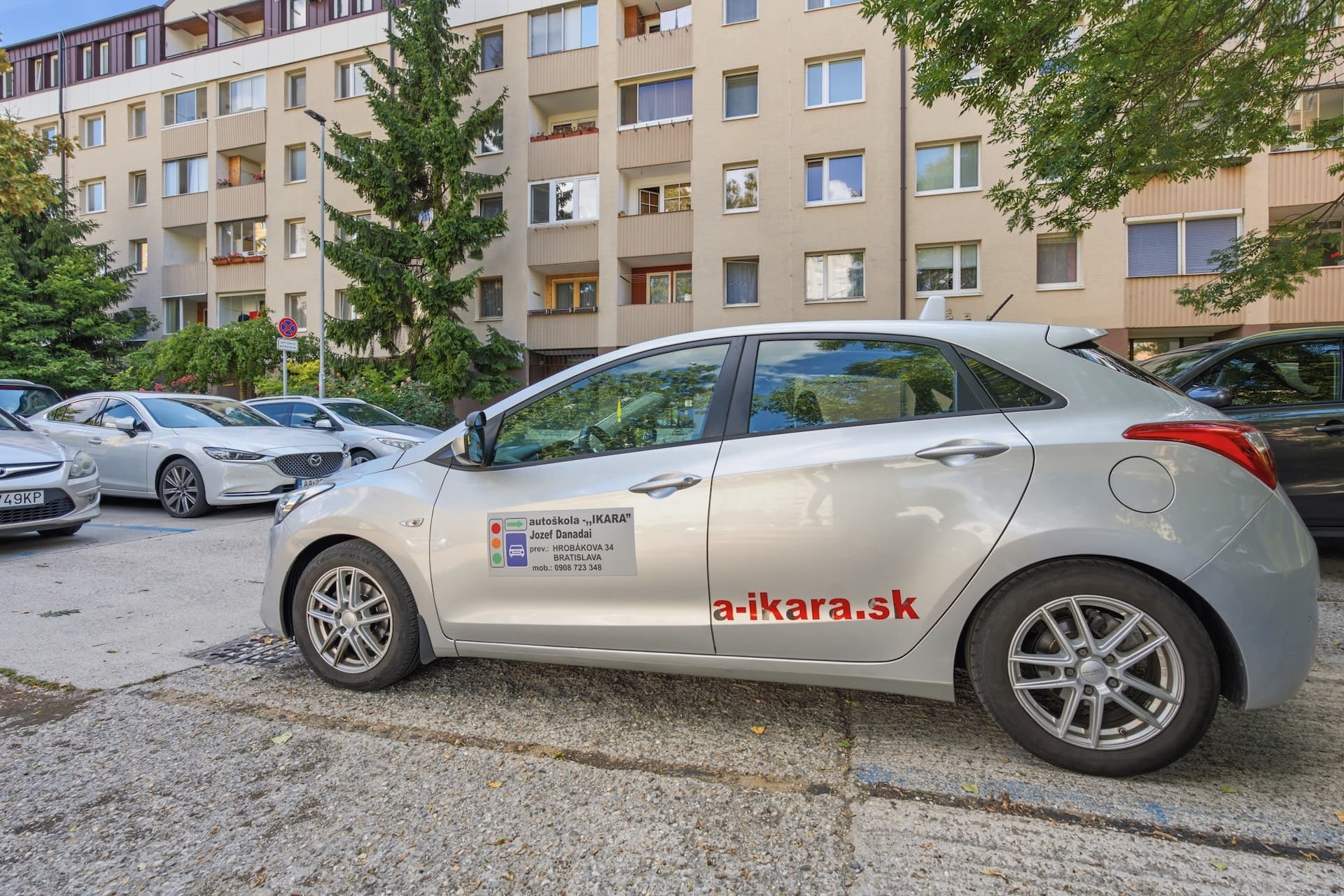 Hyundai i30 — side view